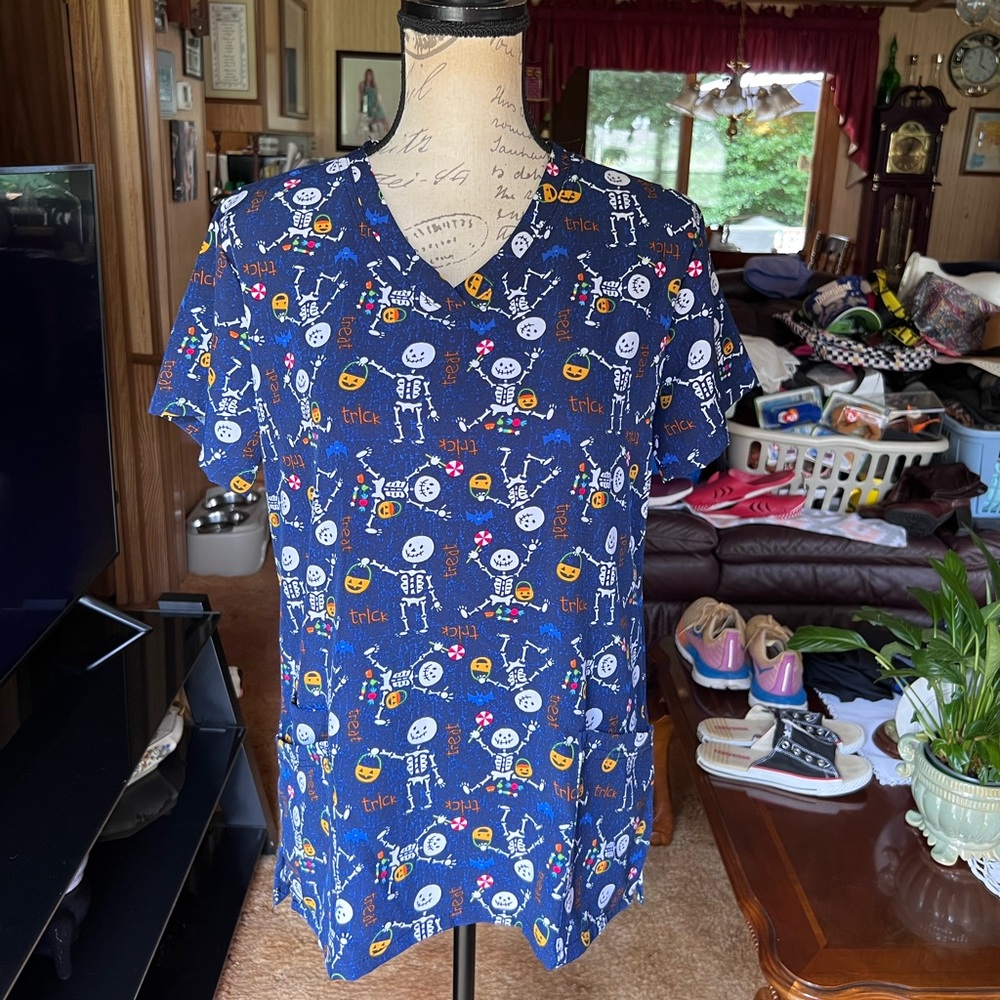 WOMEN’S SCRUBAID HALLOWEEN PRINT SCRUB TOP TAPERED FIT 4-WAY STRETCH.